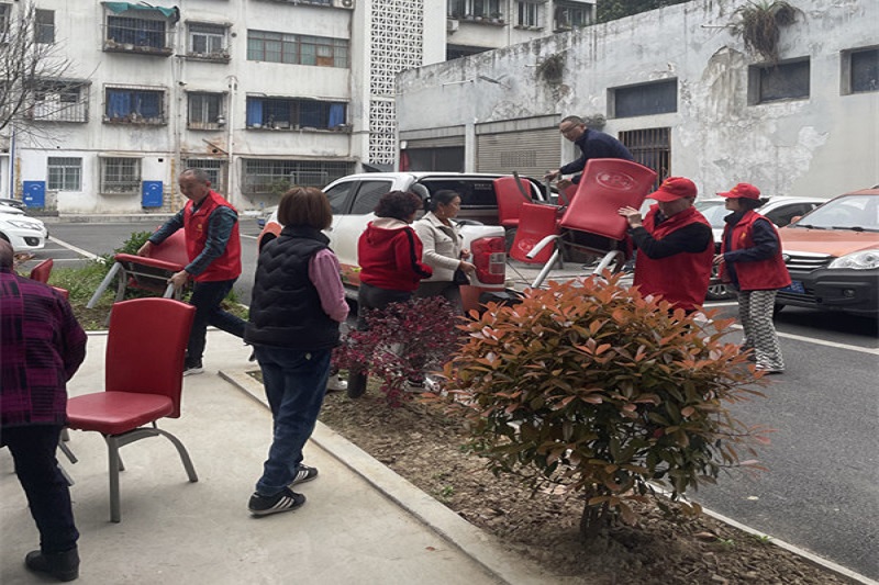 我為群眾辦實事||黨建引領送溫暖，愛心座椅進社區(qū)